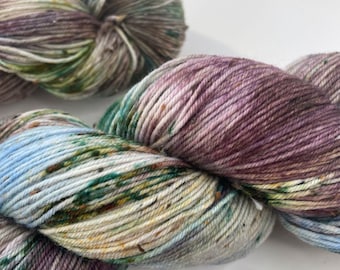 Hand dyed fingering weight Tweed yarn. Superwash Extrafine Merino, nylon and wool Neps. 'Langs de slootkant'.