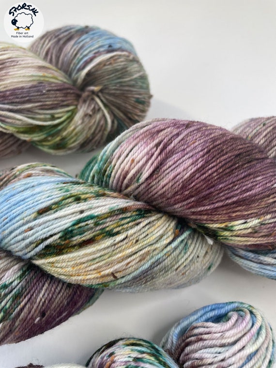 Hand dyed fingering weight Tweed yarn. Superwash Extrafine Merino, nylon and wool Neps. 'Langs de slootkant'.