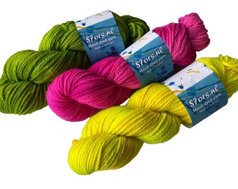 Handgeverfd superwash Merino Aran-gewichtsgaren. Halfvast fluorescerend groen, geel of roze.