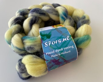 Handgeverfde Duitse Merino top 25 micron. Ideaal voor spinnen of vilten. Zachtgeel met blauwe spikkels.