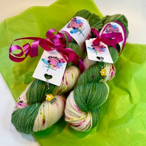 Handgeverfd superwash merino, kasjmier en nylon DK-gewichtsgaren. Groen met fluorescerende spikkels. afbeelding 8