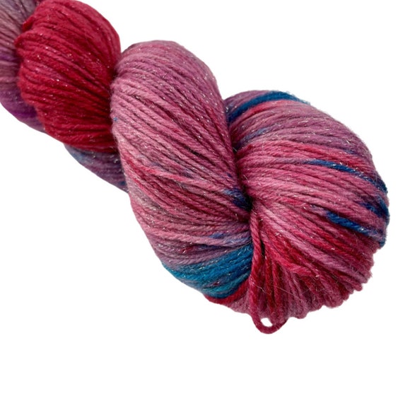 Hand dyed super wash Merino, nylon and stellina sockyarn. In red, blue and purple.