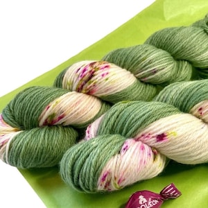 Handgeverfd superwash merino, kasjmier en nylon DK-gewichtsgaren. Groen met fluorescerende spikkels. afbeelding 1