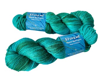 Handgeverfd superwash Merino en moerbeizijde Aran-gewichtgaren. Oceaan groen.