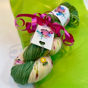 Handgeverfd superwash merino, kasjmier en nylon DK-gewichtsgaren. Groen met fluorescerende spikkels. afbeelding 4