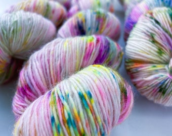 Handgeverfd Superwash Merino enkellaags sokgewichtgaren. Fluorescerende spikkels.