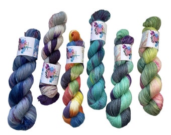 Handgeverfd super wash Merino-sokkengewichtgaren. Unieke strengen. Voor unieke projecten.