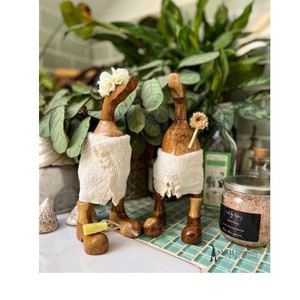 Badtidsanka babes - Dekorerade träankor i stövlar av Mrs H the Duck Lady, perfekt badrumsdekoration.