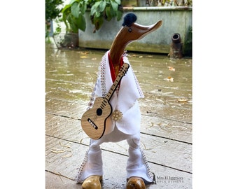 Elvis - Ente aus Holz. Bambus Wurzel Charakter Ente in Stiefeln mit Gitarre. Musik Geschenk