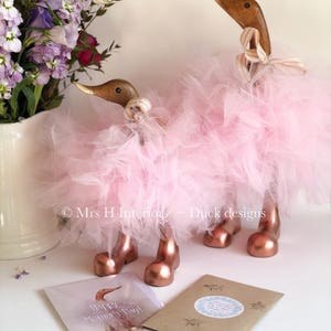 Tulle tutu portant momie & moi ensemble. Tulle rose, bottes en or rose. Canards en bois de bambou portant des bottes. maman et moi cadeau.