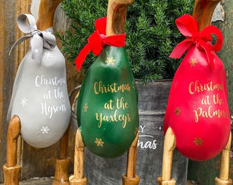 Noël à...... canard de Noël personnalisé dans des bottes. Nom de famille ou de maison, cadeau de Noël en bois.