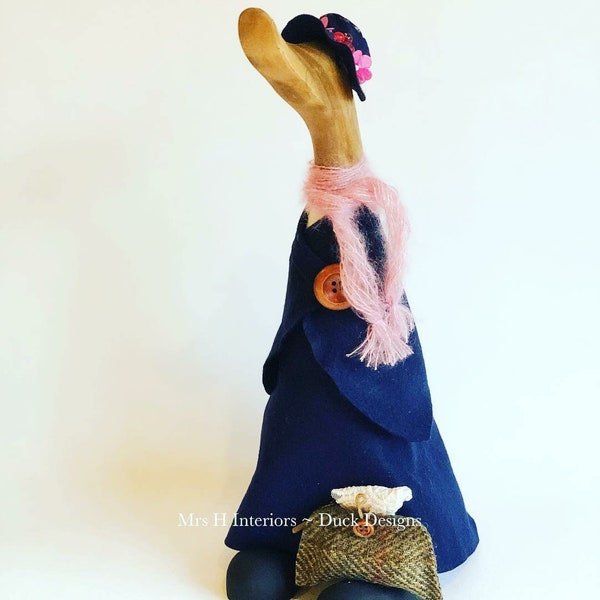 Mary poppins pato de madera. Pato de bambú con botas vestido como la clásica niñera, con bolso mágico de tweed. Niñera de madera, regalo de bautizo.