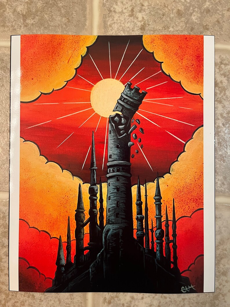 Puede incluir: Un castillo gris oscuro con una torre rota contra un cielo de puesta de sol rojo y naranja. El castillo est&aacute; rodeado de nubes. El sol brilla intensamente en el cielo.