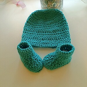 Newborn baby hat and booties set