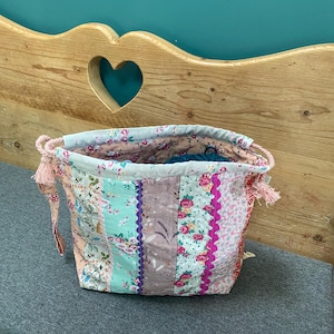 Puede incluir: Una taza de cerámica blanca con un asa negra y el texto "But First, Coffee" en negro, con una fuente de estilo manuscrito. La taza está sobre una superficie blanca.