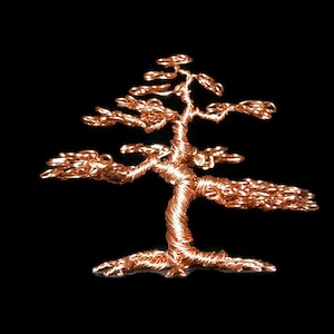 Op de afbeelding: Een bonsaistreamsculptuur van koperdraad. De boom is gemaakt van gedraaid koperdraad en heeft een natuurlijke, organische vorm.