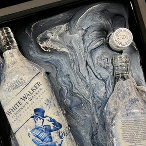 Game of Thrones White Walker Bottle Resin Art | Johnnie Walker Bottle Wall Decor | Whiskey Bar Art | Man Cave Decor | Framed Liquor Bottle A bild 5