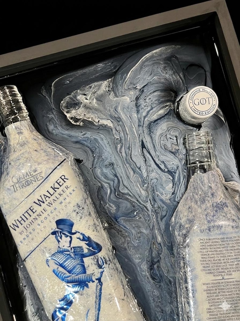 Game of Thrones White Walker Bottle Resin Art | Johnnie Walker Bottle Wall Decor | Whiskey Bar Art | Man Cave Decor | Framed Liquor Bottle A bild 5