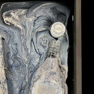 Game of Thrones White Walker Bottle Resin Art | Johnnie Walker Bottle Wall Decor | Whiskey Bar Art | Man Cave Decor | Framed Liquor Bottle A bild 2