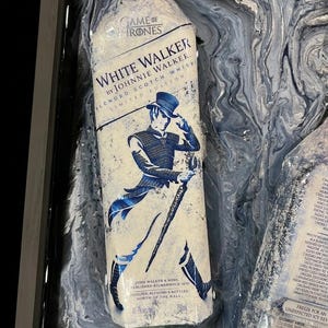 Game of Thrones White Walker Bottle Resin Art | Johnnie Walker Bottle Wall Decor | Whiskey Bar Art | Man Cave Decor | Framed Liquor Bottle A bild 6