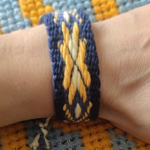 Ukrainische Kunst. Bettelarmband hergestellt auf einem Webstuhl: Blau und Gelb
