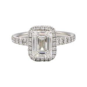 Anillo de compromiso Cartier 2.23 F VVS2 de platino con halo de diamantes naturales de talla esmeralda