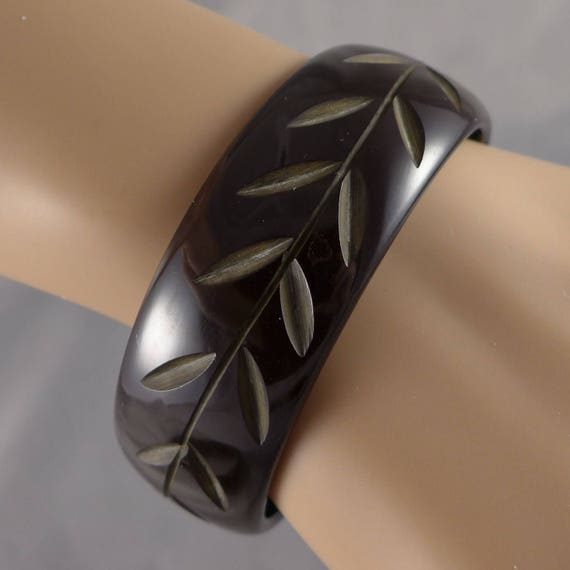 Brown Bakelite Bangle Bracelet, Vintage Carved Ba… - image 2