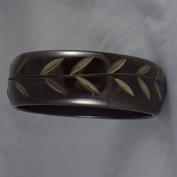Brown Bakelite Bangle Bracelet, Vintage Carved Ba… - image 4
