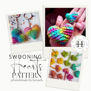 Könnte beinhalten: Ein Häkelmuster für die Herstellung von bunten herzförmigen Schlüsselanhängern. Das Muster heißt "Swooning Hearts Pattern" und stammt von @handmade.by.hennek. Das Bild zeigt mehrere gehäkelte Herzen in verschiedenen Farben, darunter Regenbogen, Gelb, Grün und Pink.