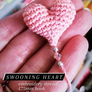 Puede incluir: Un peque&ntilde;o coraz&oacute;n de crochet rosa con una cola de cuentas. El coraz&oacute;n est&aacute; hecho con hilo de bordar y un gancho de 1,75 mm.  Swooning Heart - hilo de bordar - gancho de 1,75 mm - relleno