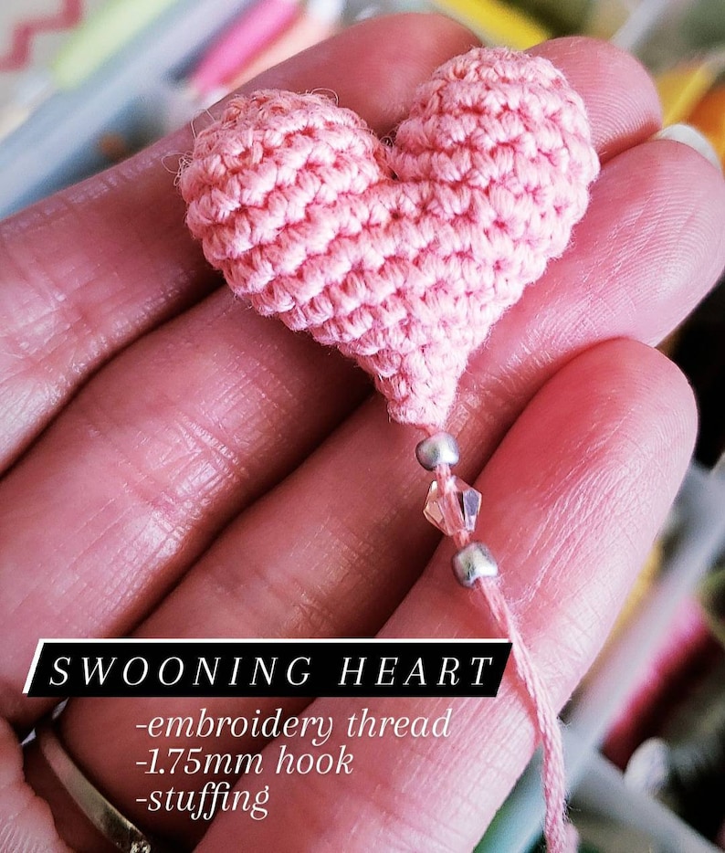 Puede incluir: Un peque&ntilde;o coraz&oacute;n de crochet rosa con una cola de cuentas. El coraz&oacute;n est&aacute; hecho con hilo de bordar y un gancho de 1,75 mm.  Swooning Heart - hilo de bordar - gancho de 1,75 mm - relleno