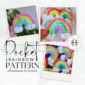 Op de afbeelding: Een verzameling kleurrijke regenboog-haakversieringen met witte wolkenaccenten. De regenbogen zijn gemaakt van pluche garen en hebben een regenboogkleurenpatroon. De tekst "Pocket Rainbow Pattern" en "@handmade.by.hennek" is zichtbaar op de afbeelding.
