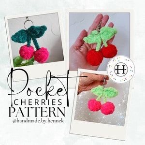 Peut inclure: Trois porte-clés en forme de cerises crochetées avec des tiges et des feuilles vertes. Les cerises sont rouges et roses. Les porte-clés sont attachés à des anneaux de clés argentés.