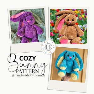 Puede incluir: Tres peluches de conejo de crochet en diferentes colores: morado, marrón y azul. Cada conejo tiene una nariz rosa y orejas rosas. El texto "Cozy Bunny Pattern @handmade.by.henneck" se muestra debajo de los conejos.