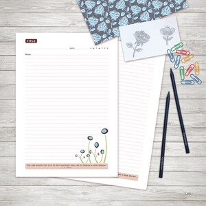 Può includere: Una pagina di diario con righe stampabili con una citazione di C.S. Lewis: "Non sei mai troppo vecchio per fissare un altro obiettivo o per sognare un nuovo sogno." La pagina ha un semplice disegno floreale con fiori blu e steli verdi.