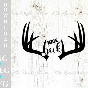 Puede incluir: Silueta negra de cuernos de ciervo con las palabras "NICE back" en el centro. El diseño incluye una forma de corazón. Las palabras "DESCARGA INSTANTÁNEA" y las opciones de tipo de archivo están en el lado izquierdo.