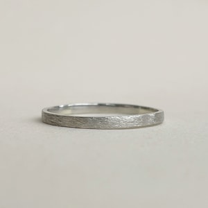 Anillo de oro blanco de 2 mm de 10 quilates, 14 quilates y 18 quilates - Alianza de boda hecha a mano - Alianza de boda fina de oro blanco rústico - Anillo ecológico y sostenible
