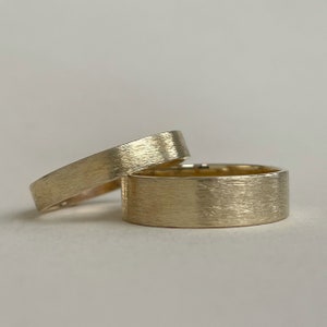 Rustic wedding band set - Gold ring - recycled gold - eco friendly and sustainable - 4mm and 6mm 10kt yellow gold