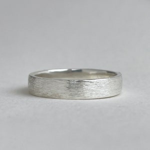 Rustikaler Ehering aus Sterlingsilber - Handgefertigter 4 mm Ring