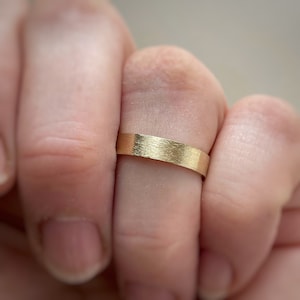 Rustic wedding band set - Gold ring - recycled gold - eco friendly and sustainable - 2mm and 4mm 10kt yellow gold