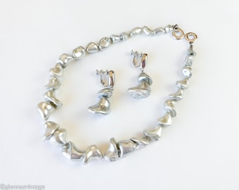 1950-tals Les Bernard grått halsband med pärlor och örhängen | Silverfärgad metallklämma