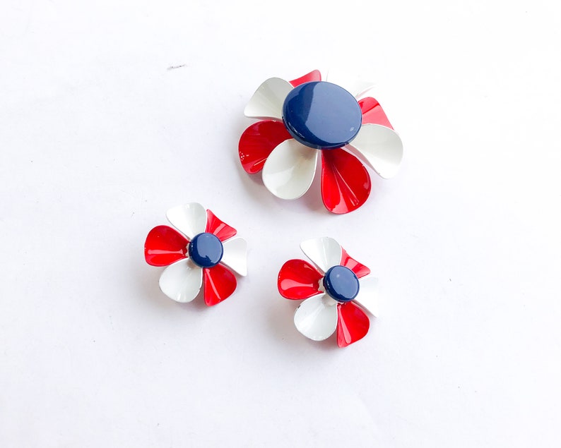 1960s Red White Blue Jewelry Set 60s Flower Brooch & Clip Earrings Set image 4