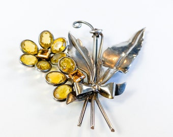 Broche de buquê de flores em prata e vidro amarelo dos anos 1940 | Alfinete floral vintage em prata de lei com topázio