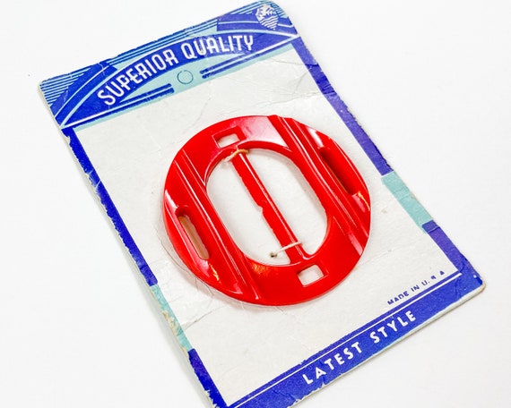 1940s Red Lucite Belt Buckle | Vintage Circle Plastic Buckle  display picture 1