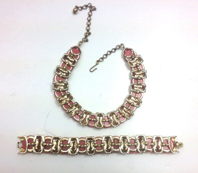 Rött halsband och armband från 1950-talet | Smyckeset med röda plastcirklar i vintagestil bild 5