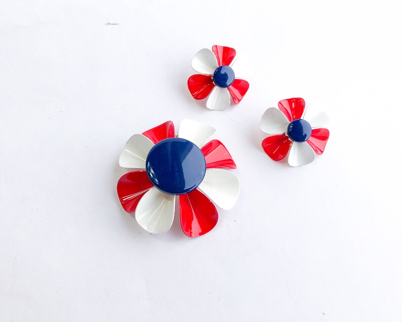 1960s Red White Blue Jewelry Set 60s Flower Brooch & Clip Earrings Set image 7