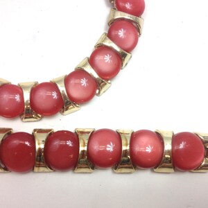 Rött halsband och armband från 1950-talet | Smyckeset med röda plastcirklar i vintagestil bild 4