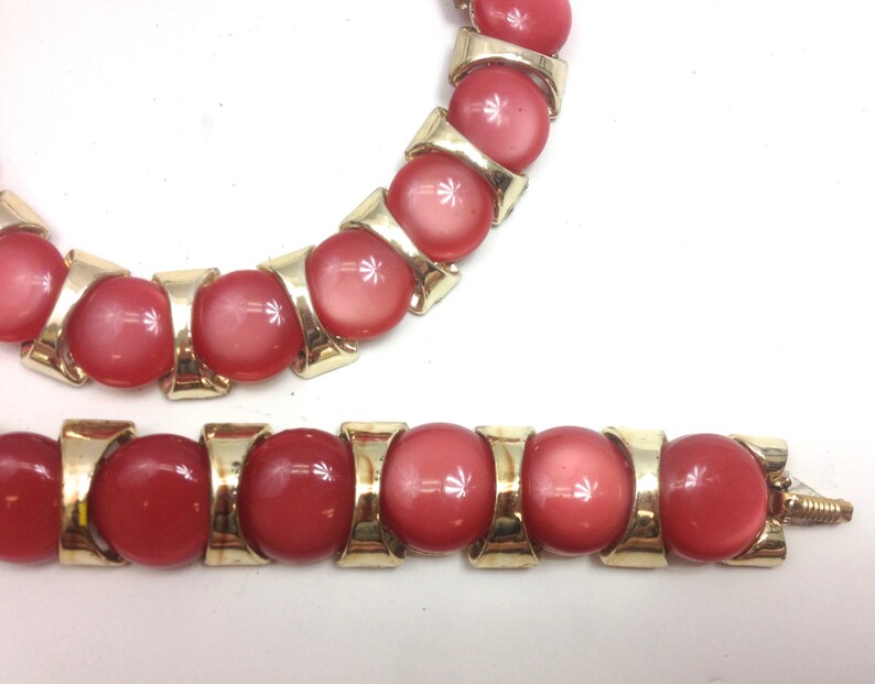 Rött halsband och armband från 1950-talet | Smyckeset med röda plastcirklar i vintagestil bild 4