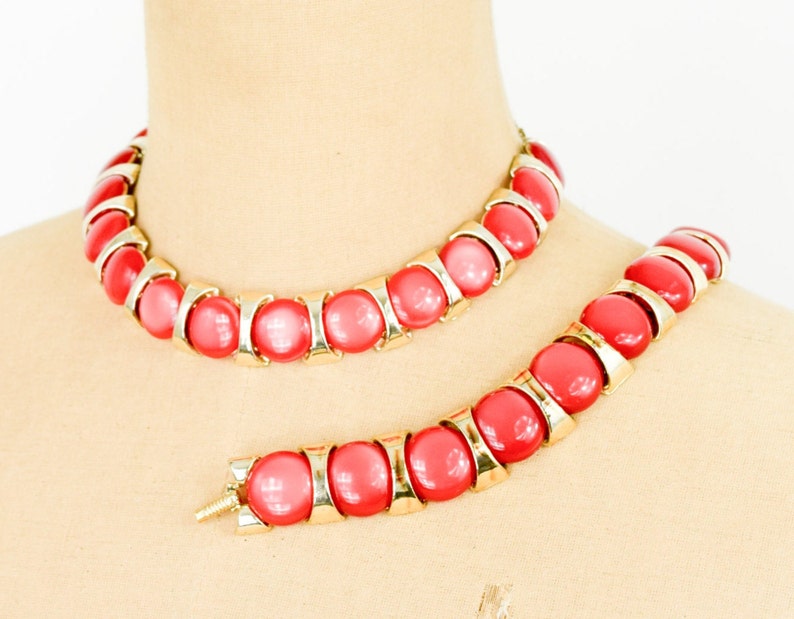 Rött halsband och armband från 1950-talet | Smyckeset med röda plastcirklar i vintagestil bild 2