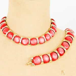 Rött halsband och armband från 1950-talet | Smyckeset med röda plastcirklar i vintagestil bild 1